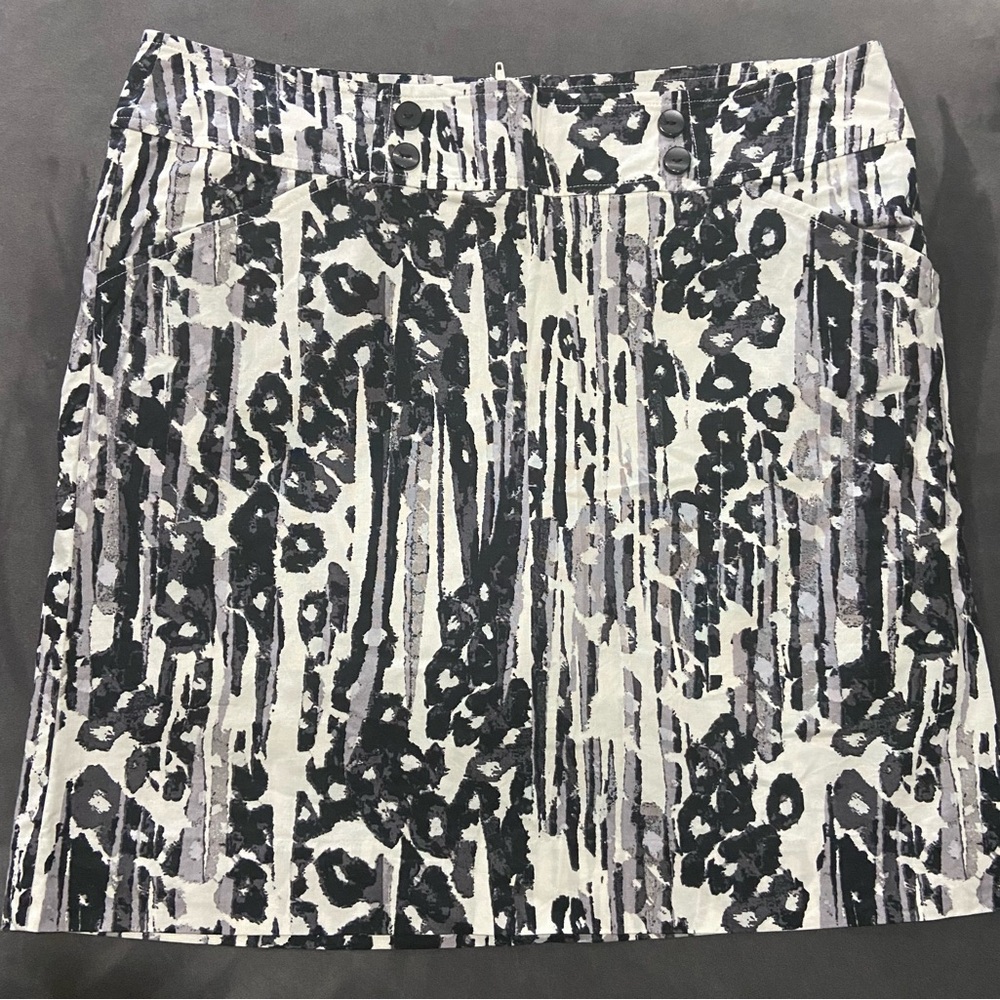 Reitmans Stylish Black and White Patterned Skort pockets accent buttons size 9